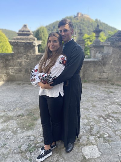 «Ми — церква, яка повинна розвиватися». Як рівненський священник з дружиною ведуть ТікТок