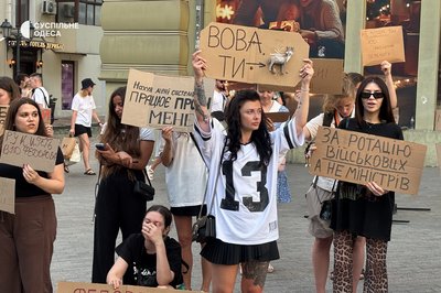 В Одесі ввечері знову відбулася акція проти відставки міністра оборони Федорова В Одесі ввечері знову відбулася акція проти відставки міністра оборони Федорова