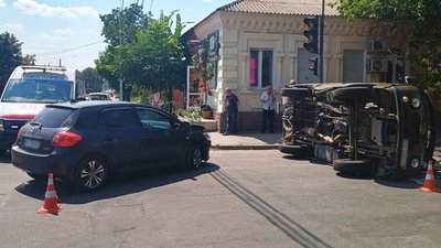 На перехресті у Кропивницькому внаслідок аварії перекинувся фургон: що відомо На перехресті у Кропивницькому внаслідок аварії перекинувся фургон: що відомо