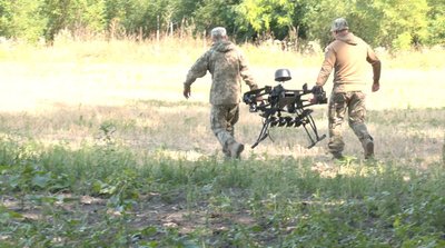 "Носимо подарунки росіянам": оператори безпілотників — про бойові вильоти на Харківщині "Носимо подарунки росіянам": оператори безпілотників — про бойові вильоти на Харківщині