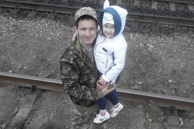 Військовий з Буковини Іван Сплавний разом із дочкою Військовий з Буковини Іван Сплавний разом із дочкою