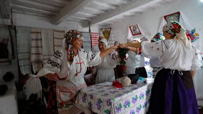 Обряд сукання весільної свічки зберігають жительки села на Житомирщині Обряд сукання весільної свічки зберігають жительки села на Житомирщині