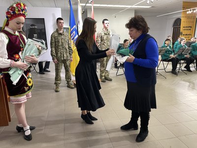 Рідним полеглих бійців вручили відзнаки "Захисник України – герой міста Полтави" Рідним полеглих бійців вручили відзнаки "Захисник України – герой міста Полтави"