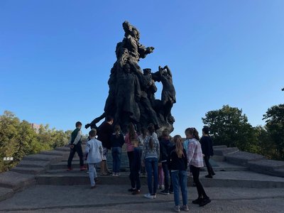 "Щоб у наших дітей була пам'ять": у Києві вшановують жертв трагедії Бабиного Яру "Щоб у наших дітей була пам'ять": у Києві вшановують жертв трагедії Бабиного Яру