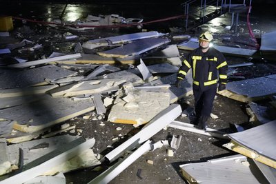 Рятувальник усуває наслідки ударів по новій пошті в Коротичі