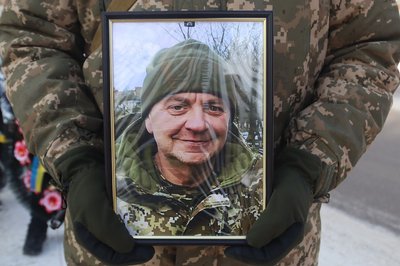 В Охтирці попрощалися з Олександром Чубом: його син досі у полоні В Охтирці попрощалися з Олександром Чубом: його син досі у полоні