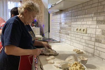 Мати загиблого атовця з Лозової готує домашні страви для військових Мати загиблого атовця з Лозової готує домашні страви для військових