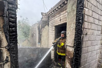 Рятувальник гасить пожежу Рятувальник гасить пожежу