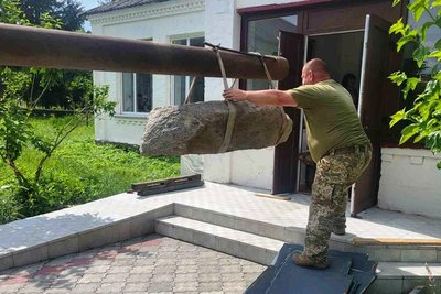 На Житомирщині зберегли артефакт — кам’яну бабу: науковці досліджують знахідку На Житомирщині зберегли артефакт — кам’яну бабу: науковці досліджують знахідку