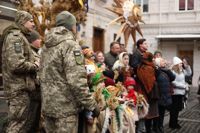 Учасники дійства на площі Ангелів у Львові, 24 грудня 2023