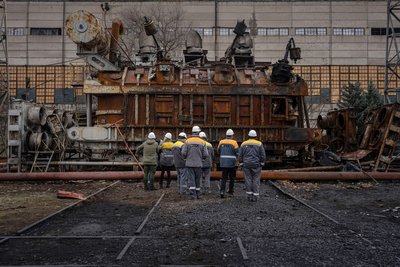Енергетики оглядають пошкоджений трансформатор напруги Енергетики оглядають пошкоджений трансформатор напруги