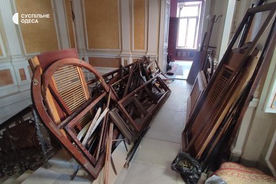 Одесити прибрали сміття з Будинку вчених, який зазнав руйнувань через атаку РФ Одесити прибрали сміття з Будинку вчених, який зазнав руйнувань через атаку РФ