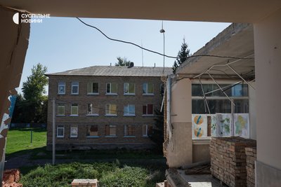 "Складно пояснити дитині чому маємо бігти у підвал коли виє сирена". Навчання в школах і садочках Київщини "Складно пояснити дитині чому маємо бігти у підвал коли виє сирена". Навчання в школах і садочках Київщини