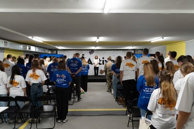 Учасники з наставниками програми "UActive" на Миколаївщині під час хвилини мовчання на початку офіційної події-відкриття у Миколаєві Учасники з наставниками програми "UActive" на Миколаївщині під час хвилини мовчання на початку офіційної події-відкриття у Миколаєві