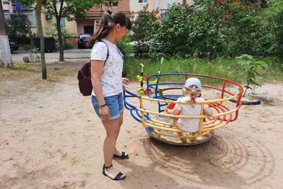 У Миколаєві демонтують та ремонтують дитячі майданчики, пошкоджені обстрілами РФ У Миколаєві демонтують та ремонтують дитячі майданчики, пошкоджені обстрілами РФ