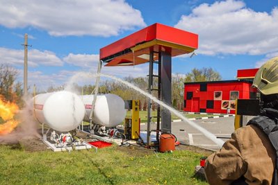 Рятувальник гасить резервуар з газом Рятувальник гасить резервуар з газом