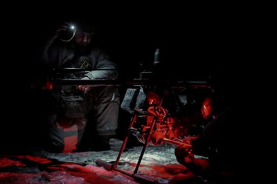 Військові з 92-ї ОШБр налаштовують дрон Вампір