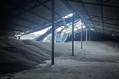 Пошкоджений склад, де зберігався соняшник Пошкоджений склад, де зберігався соняшник