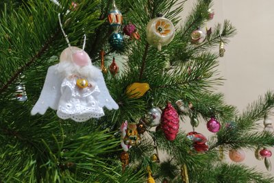 У Житомирі експонується ялинка із прикрасами ХХ століття — де її можна побачити і що вона символізує У Житомирі експонується ялинка із прикрасами ХХ століття — де її можна побачити і що вона символізує