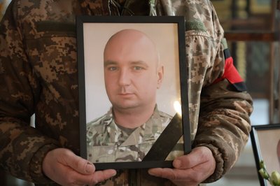 У Луцьку попрощалися з 39-річним старшим навідником Денисом Савчуком У Луцьку попрощалися з 39-річним старшим навідником Денисом Савчуком