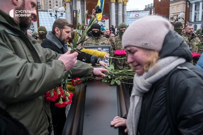 Прощання на Майдані Незалежності із чотирма бійцями добровольчого батальйону "Братство", які загинули 25 грудня у складі ДРГ на території Росії. Київ, 7 березня 2023 року.
