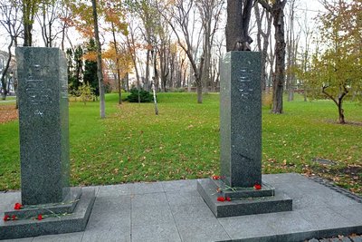 Тепер без Ковпака: у Києві у парку Слави демонтували погруддя радянських діячів Тепер без Ковпака: у Києві у парку Слави демонтували погруддя радянських діячів