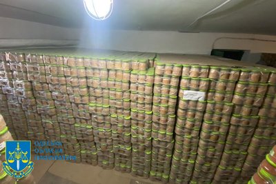 Закупила неякісні консерви: на Одещині судитимуть підприємницю за шахрайство