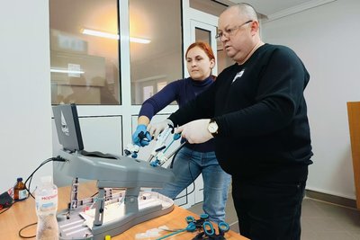 Медики з Великої Британії навчають у Луцьку українських лікарів сучасних методів лапароскопії Медики з Великої Британії навчають у Луцьку українських лікарів сучасних методів лапароскопії