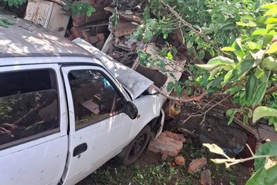 У Берестині водій не впорався з керуванням й автівка врізалася у паркан та господарчу споруду У Берестині водій не впорався з керуванням й автівка врізалася у паркан та господарчу споруду