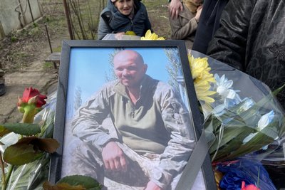 У Херсоні попрощалися з двома військовослужбовцями Дмитром Євтушенком та Олександром Черняком У Херсоні попрощалися з двома військовослужбовцями Дмитром Євтушенком та Олександром Черняком