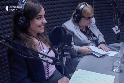 Написання диктанту шрифтом Брайля у студії "Українського радіо Одеса" Написання диктанту шрифтом Брайля у студії "Українського радіо Одеса"