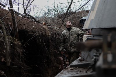 "Молот" вдивляється у небо у пошуку російських дронів-розвідників "Молот" вдивляється у небо у пошуку російських дронів-розвідників