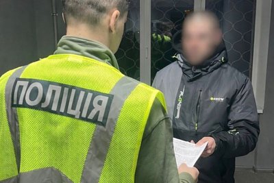 Поліцейський воучає підозру чоловіку Поліцейський воучає підозру чоловіку
