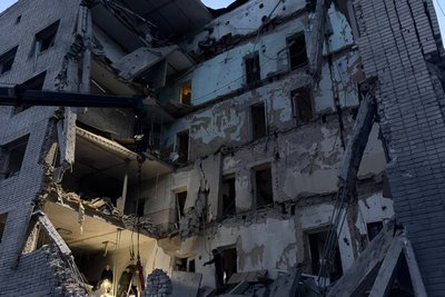 Росіяни вдарили авіабомбою по п'ятиповерхівці в Ізюмі, 29 жовтня 2026 року Росіяни вдарили авіабомбою по п'ятиповерхівці в Ізюмі, 29 жовтня 2026 року