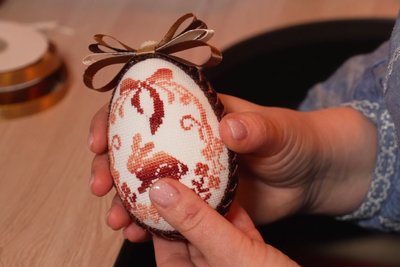 "Вишиває" писанки вечорами: майстриня із Рівного створює великодній декор "Вишиває" писанки вечорами: майстриня із Рівного створює великодній декор