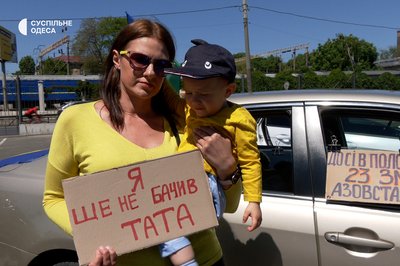 "Чекаємо на них два роки": рідні військовополонених Маріупольського гарнізону влаштували в Одесі автопробіг "Чекаємо на них два роки": рідні військовополонених Маріупольського гарнізону влаштували в Одесі автопробіг