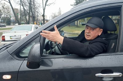 Яма на проспекті у Житомирі — місцеві жителі скаржаться на незручності, комунальники обіцяють залатати Яма на проспекті у Житомирі — місцеві жителі скаржаться на незручності, комунальники обіцяють залатати