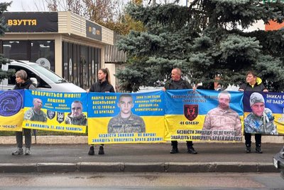 "Ми не здаємось": у Подільську родини безвісти зниклих щонеділі нагадують про своїх захисників "Ми не здаємось": у Подільську родини безвісти зниклих щонеділі нагадують про своїх захисників