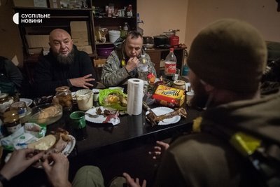 Мурад Путілін (ліворуч) проводить бесіду з бійцем підрозділу на базі у Бахмуті, Донеччина, грудень 2022 року. Мурад Путілін (ліворуч) проводить бесіду з бійцем підрозділу на базі у Бахмуті, Донеччина, грудень 2022 року.
