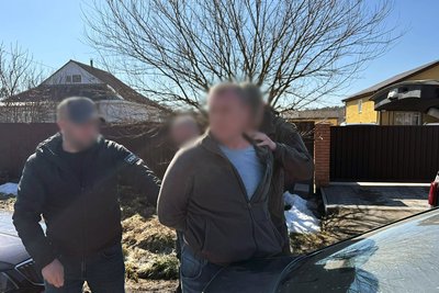 Затримали житомирянина, якого підозрюють у торгівлі автоматами і гранатами Затримали житомирянина, якого підозрюють у торгівлі автоматами і гранатами