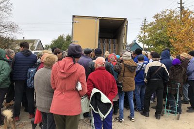 Херсонські волонтери допомагають миколаївцям продуктами та водою Херсонські волонтери допомагають миколаївцям продуктами та водою