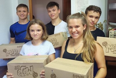 Родини з Миколаєва, які виховують дітей-сиріт, отримали продовольчі набори Родини з Миколаєва, які виховують дітей-сиріт, отримали продовольчі набори