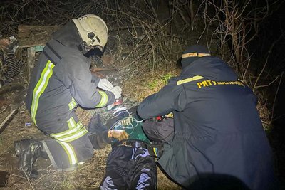 Рятувальниик надають допомогу чоловіку, якого витягнули з осередку пожежі, Харківська область Рятувальниик надають допомогу чоловіку, якого витягнули з осередку пожежі, Харківська область