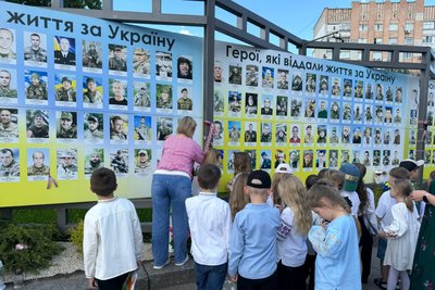 У День вишиванки Житомир долучився до всеукраїнської акції "Вишита стрічка пам'яті" У День вишиванки Житомир долучився до всеукраїнської акції "Вишита стрічка пам'яті"