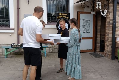 "Готуємо з хорошими думками": підлітки з Луцька спекли для військових понад 600 кілограмів хліба