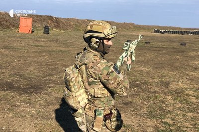 Прикордонник з Одещини розповів, як збивав дрон-камікадзе з автомата Прикордонник з Одещини розповів, як збивав дрон-камікадзе з автомата