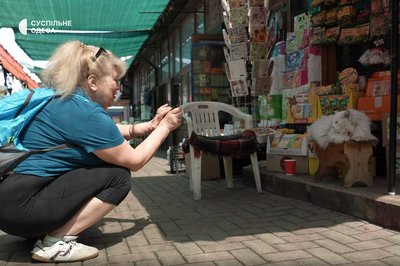 “П’є каву разом з відвідувачами”: історії котиків, які живуть на Новому ринку “П’є каву разом з відвідувачами”: історії котиків, які живуть на Новому ринку
