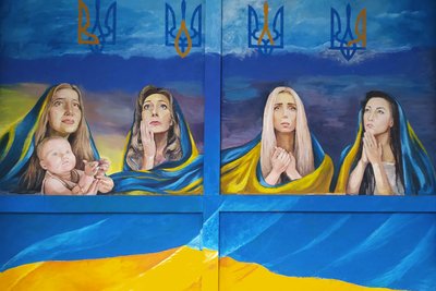 У Харкові на фасаді побитого уламками ракети РФ театрі намалювали мурал У Харкові на фасаді побитого уламками ракети РФ театрі намалювали мурал