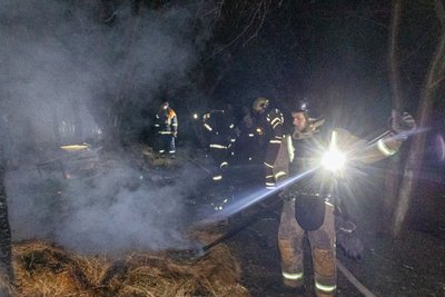 Рятувальники на місці влучання російського безпілотника Рятувальники на місці влучання російського безпілотника