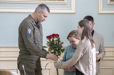 "Шануємо подвиг кожного": до дня ЗСУ мер Києва нагородив захисників і родини загиблих киян "Шануємо подвиг кожного": до дня ЗСУ мер Києва нагородив захисників і родини загиблих киян